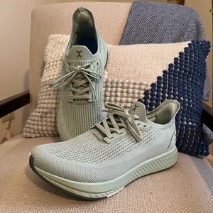 Flux Footwear Adapt Runner womens sz 9. Calcite Green